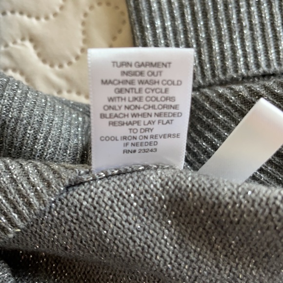 New York and Company  V- Neck Sweater Size Medium - Picture 11 of 12